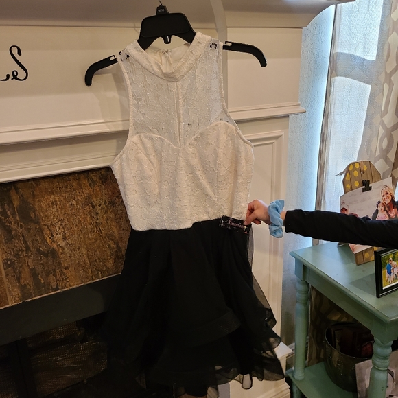 Sweetheart bodice semi formal - Picture 2 of 3